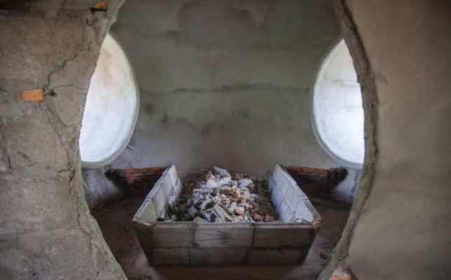 Le gars lui-même a construit une maison confortable en seulement 40 jours