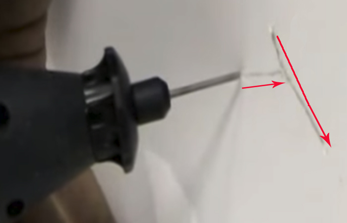 On élargit la fissure avec une perceuse.