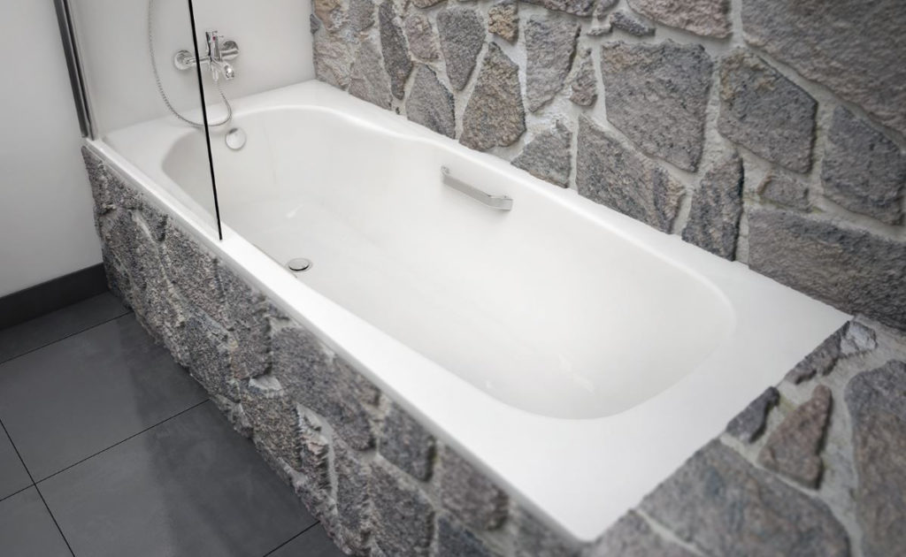 Baignoire en acier installée.