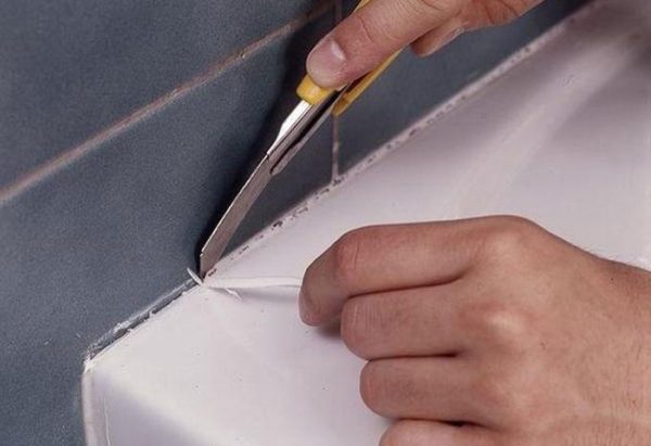 Retirer le scellant de la baignoire.