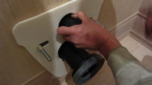 Les toilettes sont reliées aux tuyaux de communication par des tuyaux. 