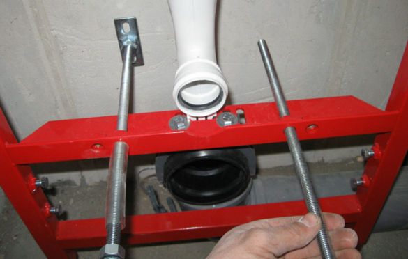 Nous insérons les bobines et y connectons la cuvette des toilettes.