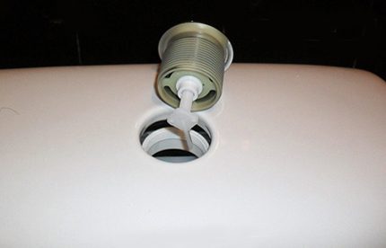 Dépose de la bague du réservoir.