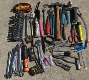 Outils pour installer des toilettes.