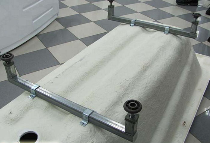 Installation d'une baignoire sur pattes.