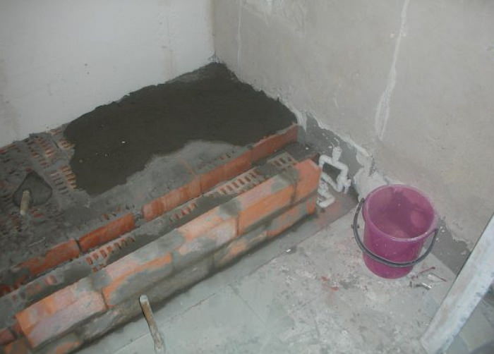 Installer une baignoire sur un podium en brique.