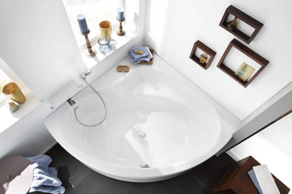 Baignoire d'angle en acier.