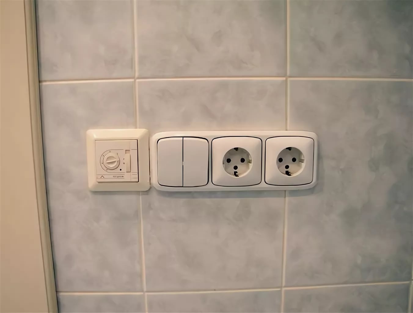 Pourquoi en Amérique les interrupteurs des toilettes sont-ils à l'intérieur, alors que chez nous, ils sont à l'extérieur ?