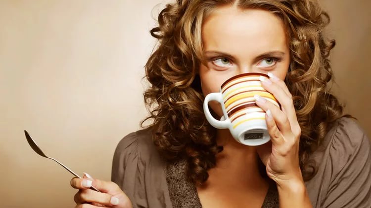 Pourquoi tu ne peux pas boire dans une tasse avec une cuillère