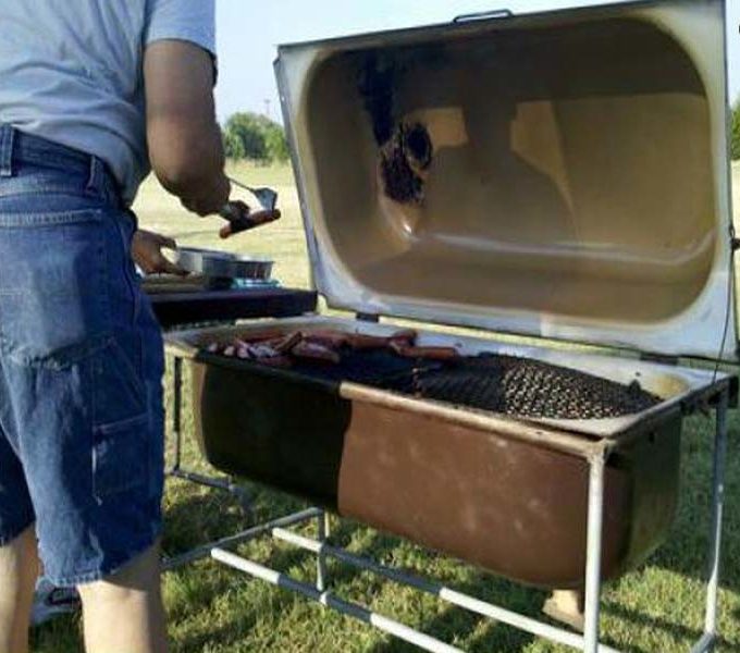 Barbecue d'une vieille baignoire.