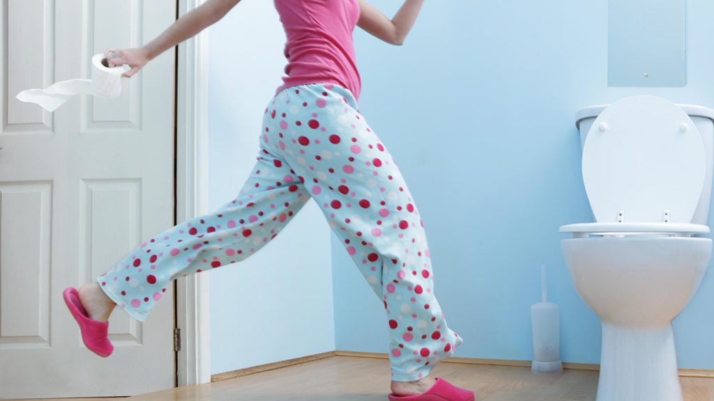 Un homme court aux toilettes.