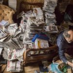 Dans le monde moderne, il existe un culte des choses. Nous recherchons les belles choses, les gadgets à la mode et les accessoires stylés. Nous essayons de créer du confort dans notre maison en encombrant l'espace. Parfois, dans cette quête, nous oublions le sens des proportions et remplissons nos vies de déchets inutiles. Notre maison est le reflet intérieur de nous-mêmes, alors pour ne pas être considéré comme une personne pauvre, regardez attentivement autour de vous, il est peut-être temps de vous débarrasser de certaines choses inutiles ?! 1. Ouvre la liste des jouets en peluche pauvres. Le temps est déjà révolu où tout le monde s'offrait de jolis animaux à fourrure. Bien sûr, s'il y a de jeunes enfants dans votre maison, c'est plutôt une exception et quelques animaux mignons peuvent être laissés jusqu'à ce que votre enfant grandisse. Mais si vous rangez avec diligence les peluches qui vous ont été offertes dans votre jeunesse, placez-les sur le canapé ou sur une étagère séparée au mur - cela n'indique que votre mauvais goût. De plus, les peluches accumulent de la poussière au fil des années, et cela n’est plus sécuritaire. 2. Les miroirs ornés ne semblent pas moins bon marché et insipides. Surtout s'il s'agit d'un grand miroir mural encadré d'un cadre doré. De telles choses semblent vulgaires et n’ont pas leur place dans une atmosphère familiale chaleureuse.Vous devez également éviter les meubles avec des surfaces en miroir. L’époque des armoires à portes miroir appartient au passé. Ils sont remplacés par des armoires chevronnées aux textures différentes. Heureusement, le choix est désormais très large. 3. Linge de lit en soie et satin. Surtout quand un lit en satin ou en soie est exposé. Les sous-vêtements en soie étaient autrefois considérés comme une déclaration de mode, mais aujourd'hui, les gens qui ont du goût et de l'argent préfèrent les matériaux naturels. 4. Fausses peintures sur les murs. Aucune personne riche et qui se respecte n’apporterait un faux chez elle. Il vaut mieux acheter un tableau d'un auteur inconnu, mais qui sera associé à des objets d'intérieur. Les peintures dans de larges cadres dorés ou en bronze, qui, en règle générale, ne correspondent absolument pas au style général de la pièce, ne semblent pas moins bon marché et comiques. 5. Revêtements de meubles gras, décolorés et en lambeaux. Il n’y a pas besoin de mots inutiles ici. Même si un canapé avec revêtement en cuir a été transmis dans votre famille de génération en génération, donnez-lui une nouvelle vie, recouvrez-le avec du cuir neuf ou un autre tissu à la texture tendance. Cela insufflera une nouvelle vie à votre maison. Refusez les couvre-lits démodés sur les canapés, ils ne sont plus d'actualité. Et remettre de l'ordre dans les meubles gras ne sera pas difficile du tout, même à la maison. 6. Affichage de la richesse. De nombreuses personnes remplissent tout l’espace supplémentaire avec des équipements absolument inutiles. Dans la cuisine, un grand nombre d'appareils prennent la poussière, car ils n'étaient allumés qu'une fois par jour après leur achat, de nombreux équipements inutiles : lecteurs, magnétoscopes, chaînes stéréo, caquelons à fondue et cuiseurs à œufs. N’hésitez pas à jeter tout ce dont vous n’utilisez pas à la poubelle ou à le donner à ceux qui en ont besoin. 7.Une combinaison d'articles de marque avec des articles de mauvaise qualité. Vous pouvez souvent trouver des appartements meublés avec les meubles bon marché les plus ordinaires, et au centre du plafond se trouve un énorme lustre de marque avec des cristaux Swarovski. Démontrer votre désir de paraître plus riche que vous ne l’êtes réellement ne fait que vous rendre encore plus pauvre aux yeux des autres. 8. Thésaurisation. Tous les déchets inutiles : vieux magazines, journaux, matériel cassé - il faut s'en débarrasser immédiatement. En plus du fait que de telles choses remplissent la maison de mauvaise énergie, elles vous caractérisent également comme une personne avide et une personne moralement pauvre. 9. Figurines et figurines décoratives. Tout est bon avec modération. Auparavant, il était à la mode de collectionner diverses figurines et de les disposer soigneusement sur une commode. Cela n'a plus d'importance, même si quelques figurines exquises peuvent être laissées si elles s'intègrent dans le style général de la pièce. S'ils sont précieux comme souvenir et que vous les avez soigneusement collectés partout dans le monde, retirez-les simplement d'un endroit bien en vue et conservez-les uniquement pour vous-même. 10. Oreillers décoratifs moelleux. C'est une chose d'avoir quelques oreillers supplémentaires à placer confortablement sous votre tête pendant que vous lisez. Mais quelque chose de complètement différent est l’abondance d’oreillers dépareillés éparpillés sur le canapé du salon. Un tel décor ne parlera de vous qu'en tant que personne vivant dans un passé lointain, lorsque les oreillers rembourrés symbolisaient la prospérité. 11. D’immenses lustres en cristal. Le temps est révolu où il était à la mode de décorer son plafond avec du cristal, et plus il y en avait, mieux c'était. De nos jours, il vaut mieux adhérer au minimalisme à l’intérieur. Et vous pouvez éclairer les locaux non seulement avec d'immenses lustres, mais également avec des spots intégrés et des appliques élégantes. 12. Aimants sur les réfrigérateurs.Ils sont apportés du monde entier, offerts par des amis et des parents proches. Il était une fois, cela fonctionnait vraiment et les gens étaient surpris par la multitude d’endroits que vous visitiez. Mieux vaut désormais se débarrasser de cette démonstration de richesse imaginaire, car les voyages à l'étranger ne surprendront plus personne, et le nombre infini d'aimants ne fait que rendre l'intérieur moins cher. Une personne pauvre se distingue d’une personne riche principalement par sa façon de penser. Le pauvre est avide de choses de marque et chères, et dès qu'il en aura l'occasion, il achètera immédiatement une chose absolument inutile, mais il pourra se vanter de son prix. Le pauvre est même prêt à contracter un emprunt pour cela. Une personne riche réfléchit avant tout aux avantages que l’achat lui apportera. Alors, si vous ne voulez pas tomber dans les chaînes de la pauvreté, arrêtez de penser comme une personne pauvre. Vivez pour aujourd’hui, mais n’oubliez pas l’avenir !