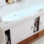 écran blanc sous la baignoire