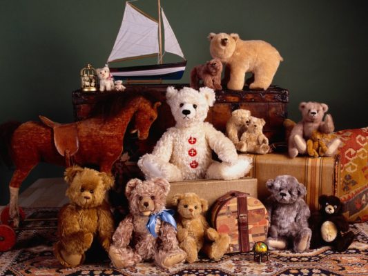 Dans le monde moderne, il existe un culte des choses. Nous recherchons les belles choses, les gadgets à la mode et les accessoires stylés. Nous essayons de créer du confort dans notre maison en encombrant l'espace. Parfois, dans cette quête, nous oublions le sens des proportions et remplissons nos vies de déchets inutiles.Notre maison est le reflet intérieur de nous-mêmes, alors pour ne pas être considéré comme une personne pauvre, regardez attentivement autour de vous, il est peut-être temps de vous débarrasser de certaines choses inutiles ?! 1. Ouvre la liste des jouets en peluche pauvres. Le temps est déjà révolu où tout le monde s'offrait de jolis animaux à fourrure. Bien sûr, s'il y a de jeunes enfants dans votre maison, c'est plutôt une exception et quelques animaux mignons peuvent être laissés jusqu'à ce que votre enfant grandisse. Mais si vous rangez avec diligence les peluches qui vous ont été offertes dans votre jeunesse, placez-les sur le canapé ou sur une étagère séparée au mur - cela n'indique que votre mauvais goût. De plus, les peluches accumulent de la poussière au fil des années, et cela n’est plus sécuritaire. 2. Les miroirs ornés ne semblent pas moins bon marché et insipides. Surtout s'il s'agit d'un grand miroir mural encadré d'un cadre doré. De telles choses semblent vulgaires et n’ont pas leur place dans une atmosphère familiale chaleureuse. Vous devez également éviter les meubles avec des surfaces en miroir. L’époque des armoires à portes miroir appartient au passé. Ils sont remplacés par des armoires chevronnées aux textures différentes. Heureusement, le choix est désormais très large. 3. Linge de lit en soie et satin. Surtout quand un lit en satin ou en soie est exposé. Les sous-vêtements en soie étaient autrefois considérés comme une déclaration de mode, mais aujourd'hui, les gens qui ont du goût et de l'argent préfèrent les matériaux naturels. 4. Fausses peintures sur les murs. Aucune personne riche et qui se respecte n’apporterait un faux chez elle. Il vaut mieux acheter un tableau d'un auteur inconnu, mais qui sera associé à des objets d'intérieur. Les peintures dans de larges cadres dorés ou en bronze, qui, en règle générale, ne correspondent absolument pas au style général de la pièce, ne semblent pas moins bon marché et comiques.5. Revêtements de meubles gras, décolorés et en lambeaux. Il n’y a pas besoin de mots inutiles ici. Même si un canapé avec revêtement en cuir a été transmis dans votre famille de génération en génération, donnez-lui une nouvelle vie, recouvrez-le avec du cuir neuf ou un autre tissu à la texture tendance. Cela insufflera une nouvelle vie à votre maison. Refusez les couvre-lits démodés sur les canapés, ils ne sont plus d'actualité. Et remettre de l'ordre dans les meubles gras ne sera pas difficile du tout, même à la maison. 6. Affichage de la richesse. De nombreuses personnes remplissent tout l’espace supplémentaire avec des équipements absolument inutiles. Dans la cuisine, un grand nombre d'appareils prennent la poussière, car ils n'étaient allumés qu'une fois par jour après leur achat, de nombreux équipements inutiles : lecteurs, magnétoscopes, chaînes stéréo, caquelons à fondue et cuiseurs à œufs. N’hésitez pas à jeter tout ce dont vous n’utilisez pas à la poubelle ou à le donner à ceux qui en ont besoin. 7. Combinaison d'articles de marque avec des articles de mauvaise qualité. Vous pouvez souvent trouver des appartements meublés avec les meubles bon marché les plus ordinaires, et au centre du plafond se trouve un énorme lustre de marque avec des cristaux Swarovski. Démontrer votre désir de paraître plus riche que vous ne l’êtes réellement ne fait que vous rendre encore plus pauvre aux yeux des autres. 8. Thésaurisation. Tous les déchets inutiles : vieux magazines, journaux, matériel cassé - il faut s'en débarrasser immédiatement. En plus du fait que de telles choses remplissent la maison de mauvaise énergie, elles vous caractérisent également comme une personne avide et une personne moralement pauvre. 9. Figurines et figurines décoratives. Tout est bon avec modération. Auparavant, il était à la mode de collectionner diverses figurines et de les disposer soigneusement sur une commode. Cela n'a plus d'importance, même si quelques figurines exquises peuvent être laissées si elles s'intègrent dans le style général de la pièce.S'ils sont précieux comme souvenir et que vous les avez soigneusement collectés partout dans le monde, retirez-les simplement d'un endroit bien en vue et conservez-les uniquement pour vous-même. 10. Oreillers décoratifs moelleux. C'est une chose d'avoir quelques oreillers supplémentaires à placer confortablement sous votre tête pendant que vous lisez. Mais quelque chose de complètement différent est l’abondance d’oreillers dépareillés éparpillés sur le canapé du salon. Un tel décor ne parlera de vous qu'en tant que personne vivant dans un passé lointain, lorsque les oreillers rembourrés symbolisaient la prospérité. 11. D’immenses lustres en cristal. Le temps est révolu où il était à la mode de décorer son plafond avec du cristal, et plus il y en avait, mieux c'était. De nos jours, il vaut mieux adhérer au minimalisme à l’intérieur. Et vous pouvez éclairer les locaux non seulement avec d'immenses lustres, mais également avec des spots intégrés et des appliques élégantes. 12. Aimants sur les réfrigérateurs. Ils sont apportés du monde entier, offerts par des amis et des parents proches. Il était une fois, cela fonctionnait vraiment et les gens étaient surpris par la multitude d’endroits que vous visitiez. Mieux vaut désormais se débarrasser de cette démonstration de richesse imaginaire, car les voyages à l'étranger ne surprendront plus personne, et le nombre infini d'aimants ne fait que rendre l'intérieur moins cher. Une personne pauvre se distingue d’une personne riche principalement par sa façon de penser. Le pauvre est avide de choses de marque et chères, et dès qu'il en aura l'occasion, il achètera immédiatement une chose absolument inutile, mais il pourra se vanter de son prix. Le pauvre est même prêt à contracter un emprunt pour cela. Une personne riche réfléchit avant tout aux avantages que l’achat lui apportera. Alors, si vous ne voulez pas tomber dans les chaînes de la pauvreté, arrêtez de penser comme une personne pauvre. Vivez pour aujourd’hui, mais n’oubliez pas l’avenir !