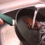 Pourquoi ne peut-on pas remplir les casseroles d'eau froide ?