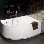 Petite baignoire d'angle.