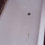 Fissure dans la baignoire en acrylique.