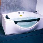 baignoire avec côté transparent