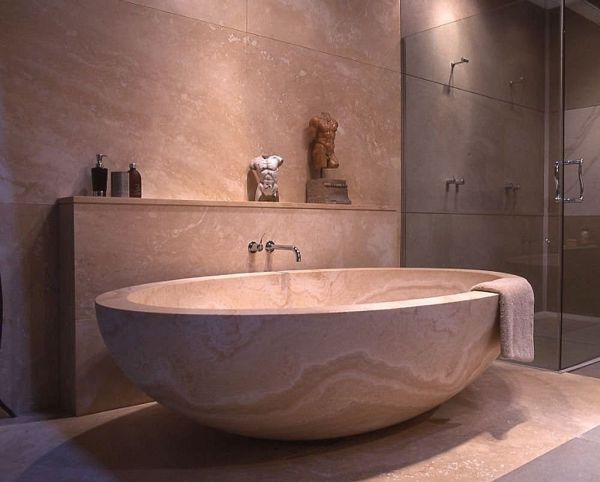 baignoire beige en marbre coulé