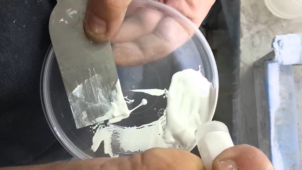 Mastic pour réparer les éclats sur un évier en céramique.