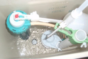 L'eau se remplit lentement dans le réservoir.