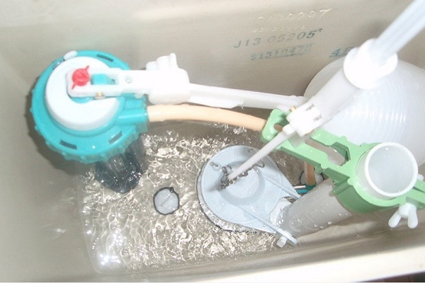 L'eau se remplit lentement dans le réservoir.