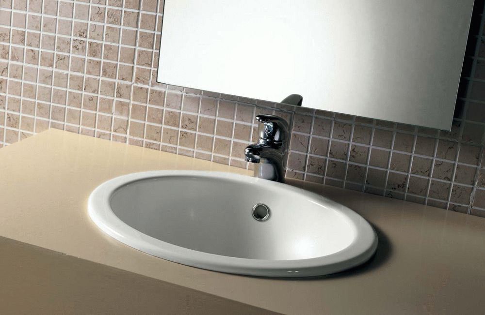 lavabo intégré à la salle de bain.