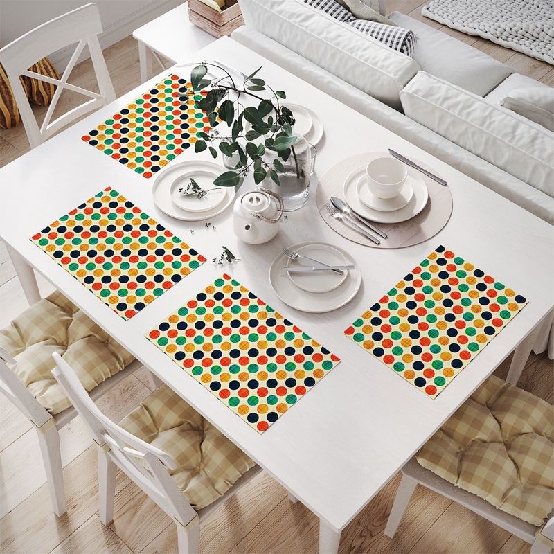 Servir des serviettes sur la table.