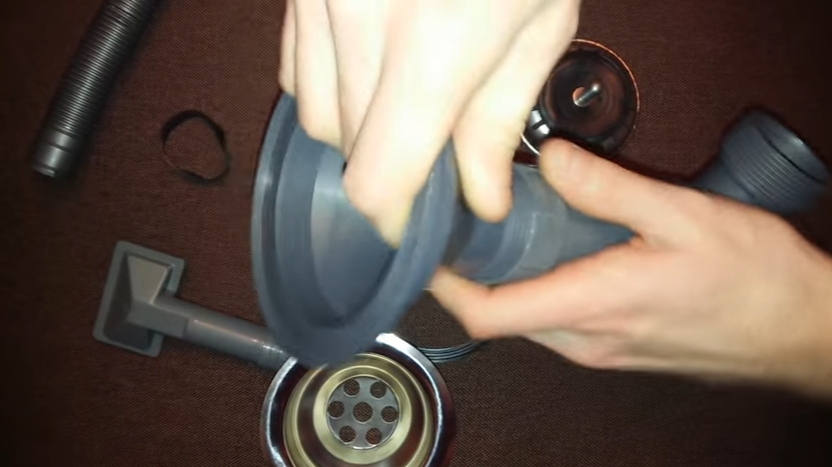 On visse l'arrosoir.