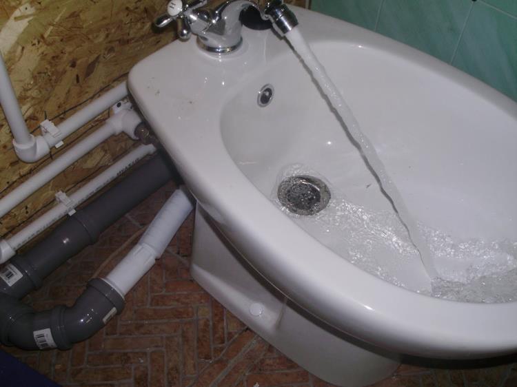 L'eau coule dans le bidet.