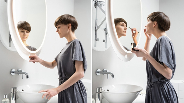 Fille devant un miroir dans la salle de bain.