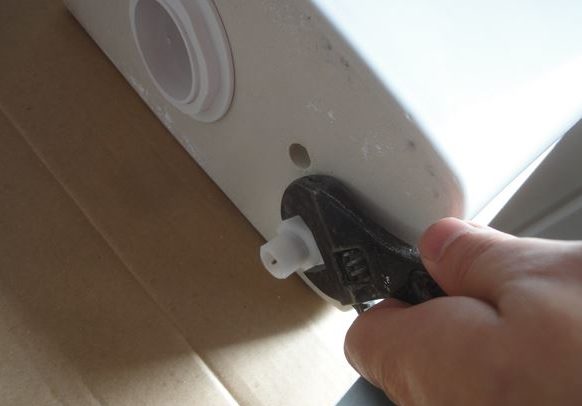 Insérez-le dans le réservoir et serrez l'écrou à l'arrière.