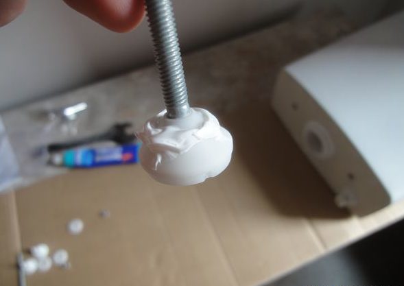 Appliquez du mastic sur la laveuse.