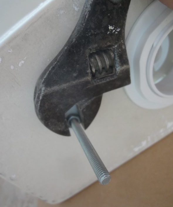 Mettez d'abord le joint en plastique, puis l'écrou métallique.