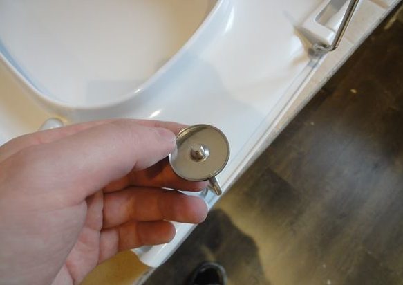 On visse les rondelles métalliques, la deuxième couche est un joint en silicone..