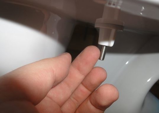 Fixez avec des écrous en plastique.