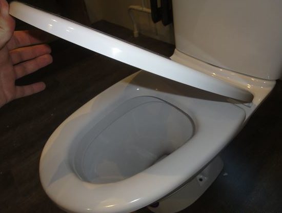 Le siège des toilettes est attaché.