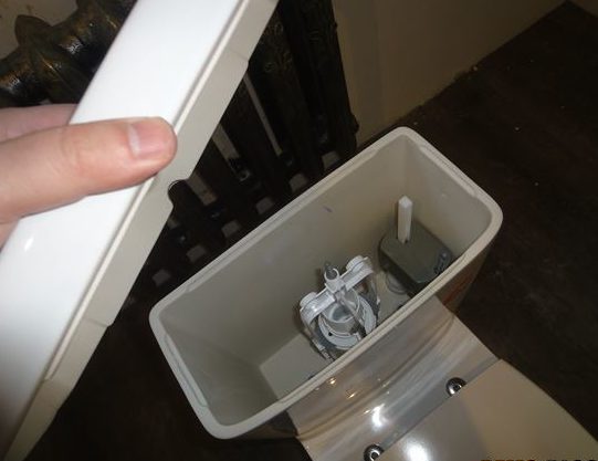 Nous mettons le couvercle du réservoir.