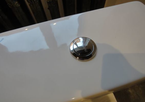 On visse le bouton comme un écrou..