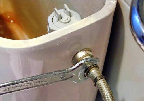 Dévissez le tuyau connecté à l’alimentation en eau.