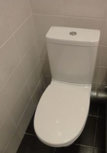 Nous mettons les toilettes à la place des précédentes.