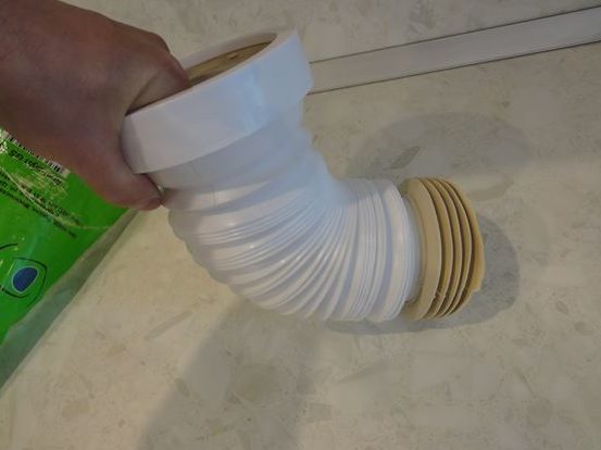 Tuyau flexible pour le raccordement au réseau d'égouts.