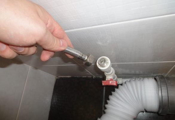 Nous vissons le tuyau à la sortie d'eau.