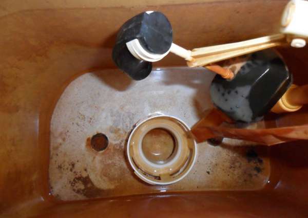 Démontage de l'ancien système de drainage.