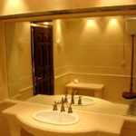 Miroir au dessus du lavabo.