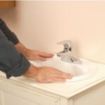 Installation d'un évier.