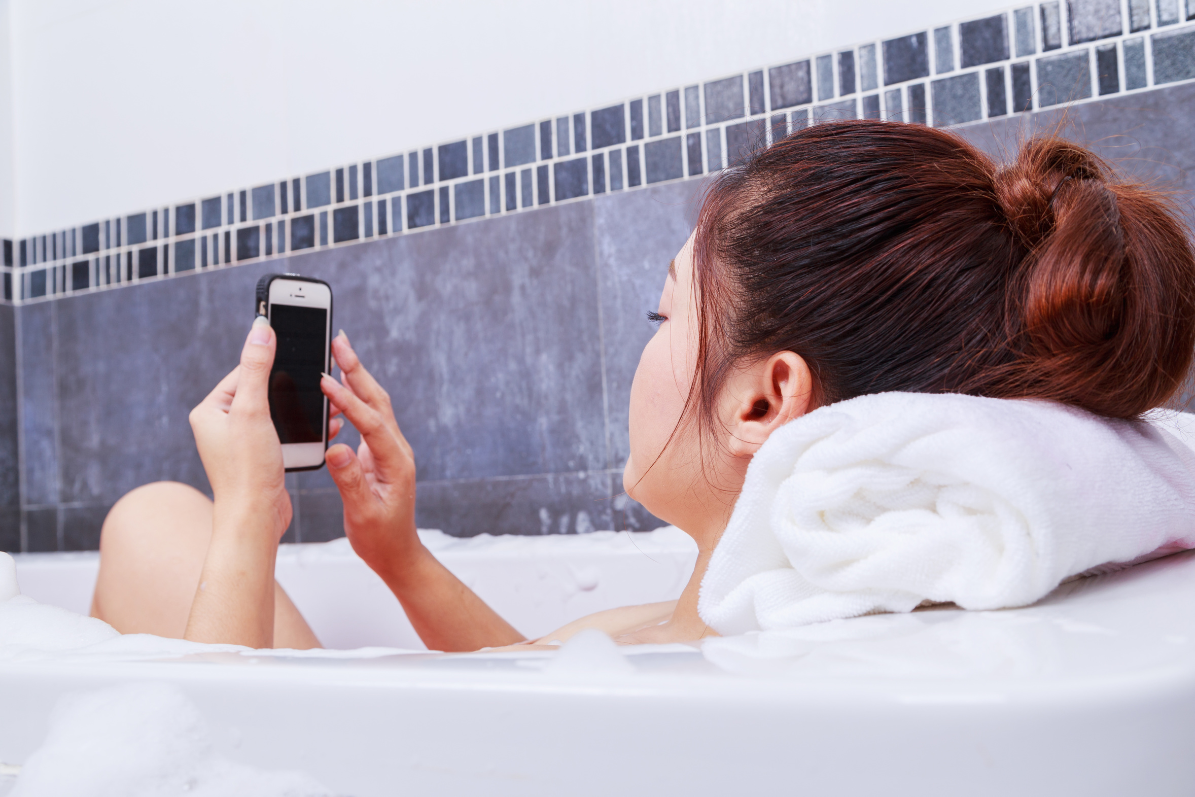dans la salle de bain avec le téléphone