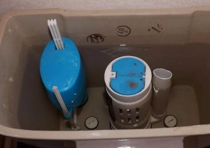 À l'intérieur du réservoir.