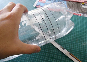 Une bouteille en plastique pour remplacer un piston.