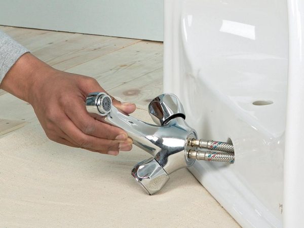 Les tubes sont enfilés dans un trou de l'évier.